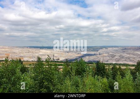 Braunkohlebergwerk Tagebau Hambach, Deutschland. Kraftwerke Frimmersdorf und Neurath im Hintergrund Stockfoto