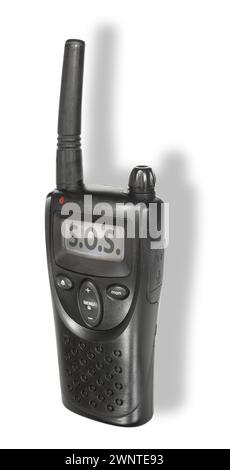 SOS-Signal wird auf einem Kurzwellen-Walkie-Talkie-LCD-Display mit Schlagschatten dahinter angezeigt. Stockfoto