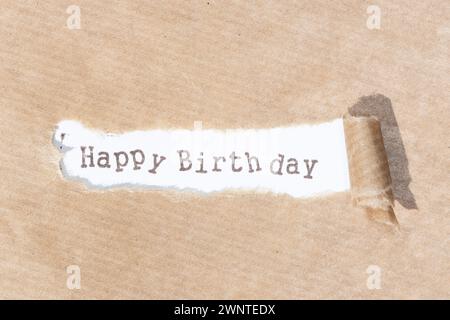 Alles Gute zum Geburtstag. Brauner Papierstreifen mit Text auf weißem Papierhintergrund Stockfoto