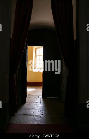 Korridor mit Vorhang und Sonne, die durch das Fenster im Hintergrund kommt Stockfoto