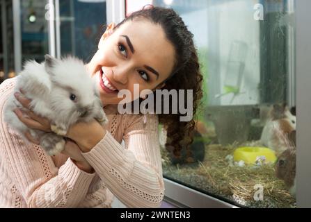 Mädchen posiert mit einem Kaninchen im Zoo Stockfoto