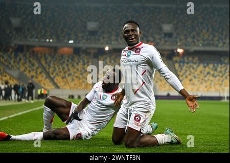 LVIV, UKRAINE - 3. MÄRZ 2024 - Stürmer Prinz Kwabena Adu (R) vom FC Kryvbas Kryvyi Rih reagiert auf ein Tor während des 19. Spieltags der ukrainischen Premier League 2023/2024 gegen den FC Schakhtar Donetsk in der Arena Lemberg, Lwiw, Westukraine. Stockfoto