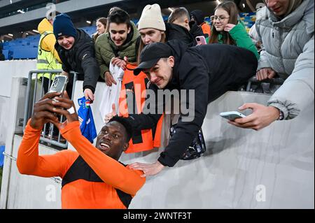 LVIV, UKRAINE - 3. MÄRZ 2024 - Stürmer Lassina Traore vom FC Schakhtar Donetsk macht ein Selfie mit Fans nach dem Spiel der ukrainischen Premier League 2023/2024 gegen den FC Kryvbas Kryvyi Rih in der Arena Lemberg, Westukraine. Stockfoto