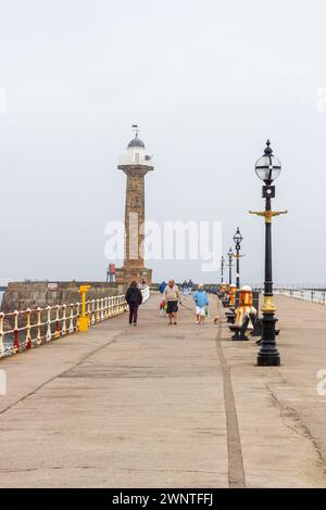 Whitby Pier von einem nebeligen Tag Stockfoto