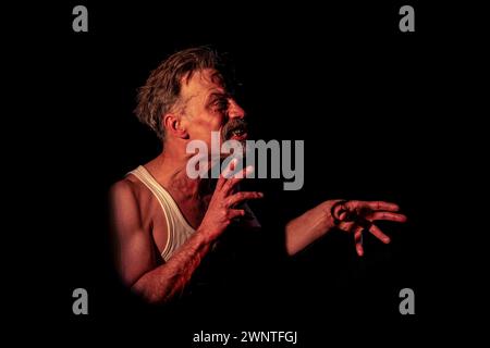 London, Großbritannien. März 2024. The Devil’s Passion geschrieben und gespielt von Justin Butcher eröffnet im Theatro Technis. In einer 90-minütigen ein-Mann-Show wird die berüchtigte Geschichte Passion of Christ aus Satans Perspektive erzählt und vor dem Hintergrund des zeitgenössischen Krieges gegen den Terror gestellt. Unter der Regie von Guy Masterson-Mastroianni spielt die beeindruckende Solo-Performance von Justin Butcher als Spionage-Thriller, als Satire und als poetische Meditation. Guy Corbishley/Alamy Live News Stockfoto