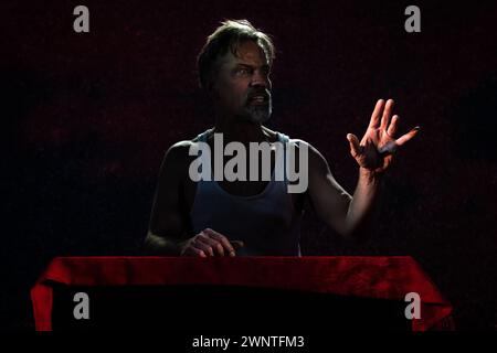 London, Großbritannien. März 2024. The Devil’s Passion geschrieben und gespielt von Justin Butcher eröffnet im Theatro Technis. In einer 90-minütigen ein-Mann-Show wird die berüchtigte Geschichte Passion of Christ aus Satans Perspektive erzählt und vor dem Hintergrund des zeitgenössischen Krieges gegen den Terror gestellt. Unter der Regie von Guy Masterson-Mastroianni spielt die beeindruckende Solo-Performance von Justin Butcher als Spionage-Thriller, als Satire und als poetische Meditation. Guy Corbishley/Alamy Live News Stockfoto