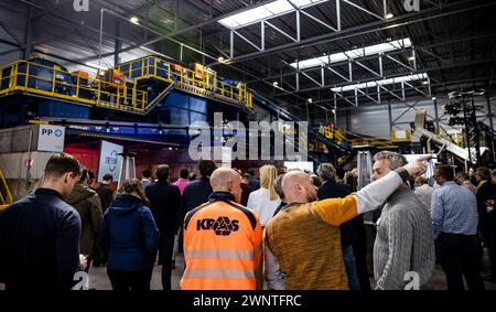 EINDHOVEN - Eröffnung der neuen Kunststoffsortieranlage des Abfallarbeiters Renewi. Nach Angaben des Unternehmens wird nur ein Drittel der Kunststoffabfälle recycelt. Mit der Eröffnung dieser Installation möchte Renewi diesen Prozentsatz erhöhen. ANP ROB ENGELAAR niederlande aus - belgien aus Stockfoto