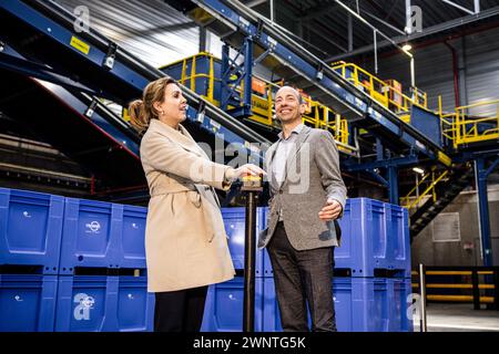 EINDHOVEN - Vivianne Heijnen, Staatssekretärin für Infrastruktur und Wasserwirtschaft, und Marc den Hartog, Managing Director Renewi Niederlande bei der Eröffnung der neuen Kunststoffsortieranlage des Abfallarbeiters Renewi. Nach Angaben des Unternehmens wird nur ein Drittel der Kunststoffabfälle recycelt. Mit der Eröffnung dieser Installation möchte Renewi diesen Prozentsatz erhöhen. ANP ROB ENGELAAR niederlande aus - belgien aus Stockfoto