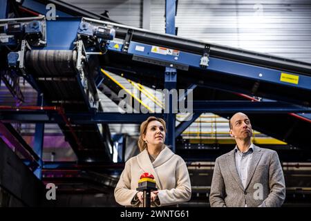 EINDHOVEN - Vivianne Heijnen, Staatssekretärin für Infrastruktur und Wasserwirtschaft, und Marc den Hartog, Managing Director Renewi Niederlande bei der Eröffnung der neuen Kunststoffsortieranlage des Abfallarbeiters Renewi. Nach Angaben des Unternehmens wird nur ein Drittel der Kunststoffabfälle recycelt. Mit der Eröffnung dieser Installation möchte Renewi diesen Prozentsatz erhöhen. ANP ROB ENGELAAR niederlande aus - belgien aus Stockfoto