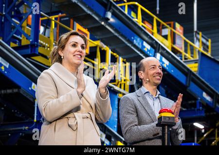 EINDHOVEN - Vivianne Heijnen, Staatssekretärin für Infrastruktur und Wasserwirtschaft, und Marc den Hartog, Managing Director Renewi Niederlande bei der Eröffnung der neuen Kunststoffsortieranlage des Abfallarbeiters Renewi. Nach Angaben des Unternehmens wird nur ein Drittel der Kunststoffabfälle recycelt. Mit der Eröffnung dieser Installation möchte Renewi diesen Prozentsatz erhöhen. ANP ROB ENGELAAR niederlande aus - belgien aus Stockfoto