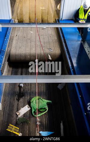 EINDHOVEN - Eröffnung der neuen Kunststoffsortieranlage des Abfallarbeiters Renewi. Nach Angaben des Unternehmens wird nur ein Drittel der Kunststoffabfälle recycelt. Mit der Eröffnung dieser Installation möchte Renewi diesen Prozentsatz erhöhen. ANP ROB ENGELAAR niederlande aus - belgien aus Stockfoto