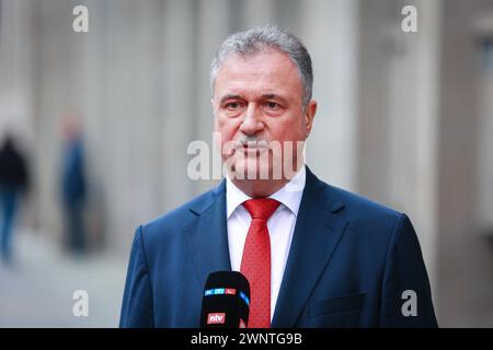 Claus Weselsky mit dem Pressestatement der GDL zu den geplatzten Tarif-Verhandlungen mit der Deutschen Bahn und mit der Ankündigung von weiteren Bahnstreiks ab Mittwoch 6. März, 04.3,2024, GDL Geschäftsstelle, Berlin, Deutschland *** Claus Weselsky mit der Pressemitteilung der GDL zu den gescheiterten Tarifverhandlungen mit der Deutschen Bahn und der Ankündigung weiterer Bahnstreiks vom Mittwoch, 6.03.2024, GDL Office, Berlin, Deutschland kreativmedia gdl 23 Stockfoto