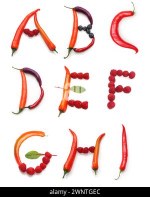 Buchstaben a b c d e f g h i aus violett rot orange Chilischoten, Beere, grüner Salatbuchstabe für Textwort, Poster, Bannerschild, Schüsseln Menükarte, vegan Stockfoto