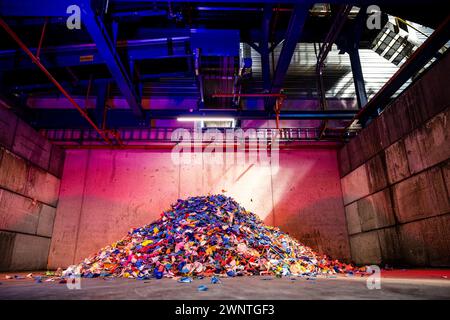 EINDHOVEN - Eröffnung der neuen Kunststoffsortieranlage des Abfallarbeiters Renewi. Nach Angaben des Unternehmens wird nur ein Drittel der Kunststoffabfälle recycelt. Mit der Eröffnung dieser Installation möchte Renewi diesen Prozentsatz erhöhen. ANP ROB ENGELAAR niederlande aus - belgien aus Stockfoto