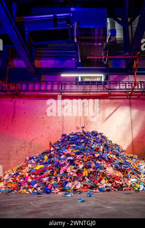 EINDHOVEN - Eröffnung der neuen Kunststoffsortieranlage des Abfallarbeiters Renewi. Nach Angaben des Unternehmens wird nur ein Drittel der Kunststoffabfälle recycelt. Mit der Eröffnung dieser Installation möchte Renewi diesen Prozentsatz erhöhen. ANP ROB ENGELAAR niederlande aus - belgien aus Stockfoto