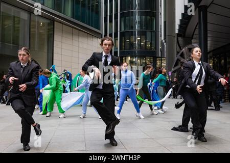 London, Großbritannien. Februar 2024. Klimaaktivisten von Müttern protestieren vor Lloyds of London als Teil einer Reihe von Aktionen von Extinction Rebellion und Sunrise's versichern unsere Zukunft und heben die Rolle der globalen Versicherungsbranche bei der Unterstützung neuer Projekte für fossile Brennstoffe hervor. Quelle: Mark Kerrison/Alamy Live News Stockfoto