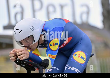 Camaiore, Italien. März 2024. Der belgische Edward Theuns von Lidl-Trek wurde während der ersten Etappe des Tirreno-Adriatico-Radrennens, einem 10 km langen Einzelzeitfahren in Lido di Camaiore, Italien, am Montag, den 4. März 2024, in Aktion genommen. BELGA FOTO DIRK WAEM Credit: Belga News Agency/Alamy Live News Stockfoto