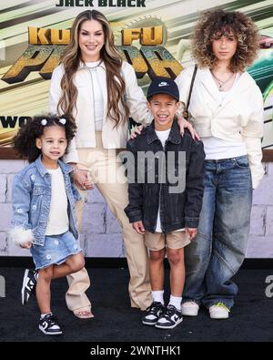 Los Angeles, Usa. März 2024. LOS ANGELES, KALIFORNIEN, USA – 03. MÄRZ: Zaia Boss, Allison Holker, Maddox Laurel Boss und Weslie Fowler kommen am 3. März 2024 zur Weltpremiere von DreamWorks Animation and Universal Pictures' Kung Fu Panda 4 im AMC The Grove 14 in Los Angeles, Kalifornien, USA. (Foto: Xavier Collin/Image Press Agency) Credit: Image Press Agency/Alamy Live News Stockfoto