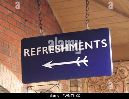 Ein Schild mit alten Erfrischungen an einem Vintage-Bahnhof. Stockfoto