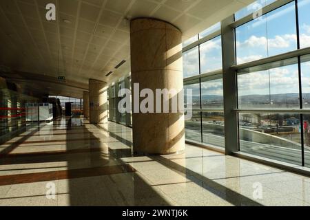 Ankara, Türkei, Flughafen Esenboga Havalimani, Lobby oder Flur 01.18.2023 am Flughafen für den Transit von Passagieren, die den Check-in bestanden haben Stockfoto