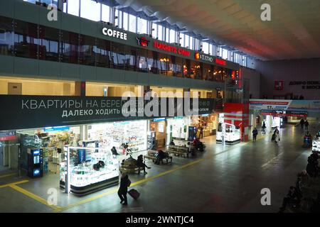 Moskau, Russland, 20.01.2023 Leningradski Bahnhof. Das Passagierterminal des Moskauer Personenbahnhofs auf dem Komsomolskaja-Platz. Geschäfte Stockfoto