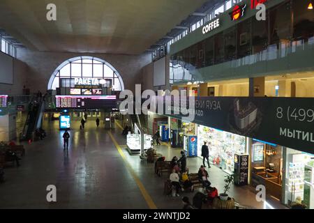 Moskau, Russland, 20.01.2023 Leningradski Bahnhof. Das Passagierterminal des Moskauer Personenbahnhofs auf dem Komsomolskaja-Platz. Geschäfte Stockfoto