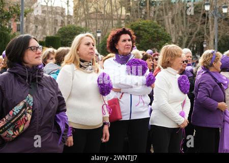 Frauen fordern die Gleichheit mit einem "Flashmob" vor dem Königspalast anlässlich des Internationalen Frauentages am kommenden Freitag, den 8. März, 4. März 2024 Stockfoto