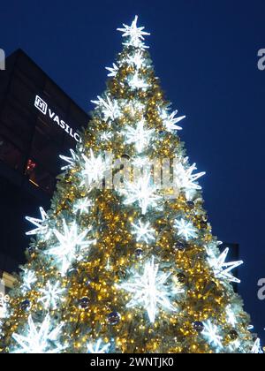 Moskau, Russland, 17. Januar 2023 Straßenweihnachtsbaum mit Schneeflocken und festlichen Bällen. U-Bahn Yugo-Zapadnaya. Weihnachtsdekoration vor dem Stockfoto