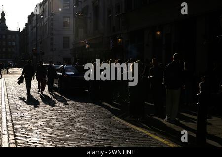 Vor dem Coach and Horses Pub sind Fußgänger und Trinker in der Nachmittagssonne. Romilly Street, Soho, London, Großbritannien. September 2023 Stockfoto