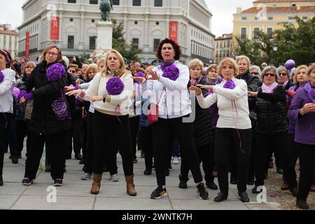 Madrid, Spanien. März 2024. Frauen fordern Gleichheit mit einem "Flashmob" vor dem Königspalast anlässlich des Internationalen Frauentages am kommenden Freitag, 8. März, 4. März 2024. in Madrid, Spanien. (Foto: Oscar Gonzalez/SIPA USA) (Foto: Oscar Gonzalez/SIPA USA) Credit: SIPA USA/Alamy Live News Stockfoto