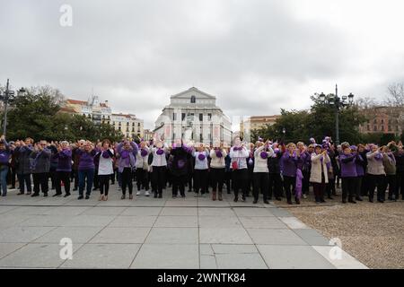 Madrid, Spanien. März 2024. Frauen fordern Gleichheit mit einem "Flashmob" vor dem Königspalast anlässlich des Internationalen Frauentages am kommenden Freitag, 8. März, 4. März 2024. in Madrid, Spanien. (Foto: Oscar Gonzalez/SIPA USA) (Foto: Oscar Gonzalez/SIPA USA) Credit: SIPA USA/Alamy Live News Stockfoto