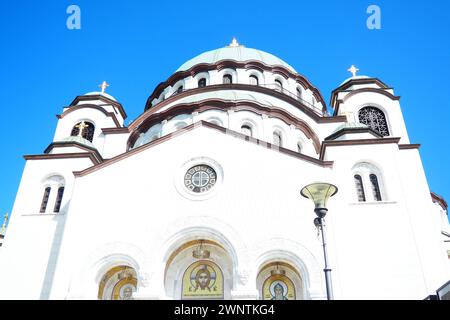 Belgrad, Serbien, 9. September 2023 Kirche St. Sava, ein serbisch-orthodoxer Tempel. Grandiose Glockentürme. Svetosavski Trg Platz. Fresken und Mosaike Stockfoto