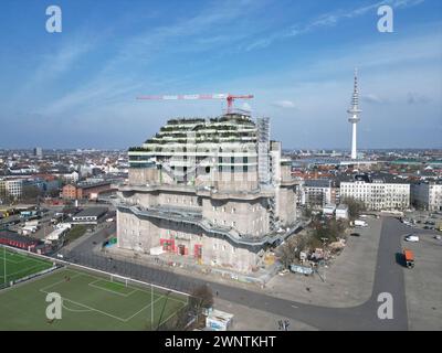 Der Bunker an der Feldstraße hat eine Höhe von mehr als 40 Metern, Hamburg 3,3.2024, Architektur, Grüner Bunker, Feldstraßenbunker, Hochbunker, Luftschutzbunker, Flakbunker, Zweiter Weltkrieg, Hotel, Denkmalgeschützter Bau, historische Sehenswürdigkeit, Dachbegrünung, Mahnmal, historisches Gebäude *** der Bunker an der Feldstraße hat eine Höhe von mehr als 40 Metern, Hamburg 3 3 2024, Architektur, Grünbunker, Feldstraßenbunker, Hochbunker, Luftschutzbunker, Flugabwehrbunker, 2. Weltkrieg, Hotel, denkmalgeschütztes Gebäude, historisches Wahrzeichen, grünes Dach, Denkmal, historisches Gebäude Stockfoto