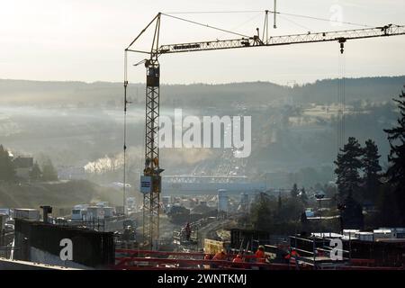 29.01.2024, Pforzheim, Baden-Wuerttemberg, DE - Strassenbauarbeiten an der A8. A8, Abstand, Abwaerts, Alltag, aussen, Aussenaufnahme, Autobahn, Autofahrer, Automobil, Autos, Autoverkehr, BAB 8, Baden-Württemberg, Bauarbeiten, Baustelle, Berufsverkehr, deutsch, Deutschland, Europa, europaeisch, Fahrzeuge, Ferne, Gefaelle, Gesellschaft, hinunter, Horizont, Individualverkehr, Jahreszeit, Kraftfahrzeuge, Kran, Landschaft, Landschaftsaufnahme, Personenkraftwagen, Pforzheim, PKW, QF, Querformat, Rushhour, Rushhour, Spurverengung, Stau, Stauung, Stockend, stockender Verkehr, Stop and Go, Strasse, Stockfoto