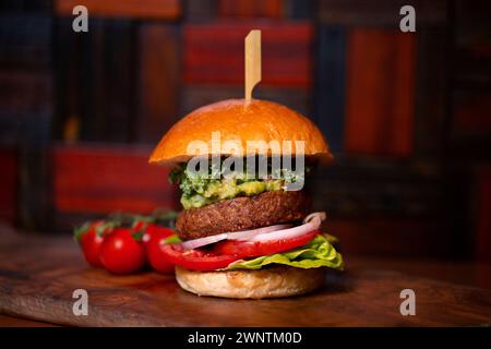 Veganer Burger ein köstlicher, pflanzlicher Burger ohne Fleisch mit veganen Brötchen. Stockfoto