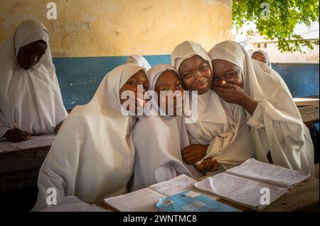 Vier muslimische Mädchen in ihrem Klassenzimmer an der Jambiani Secondary School in Jambiani, Sansibar, Tansania. Stockfoto