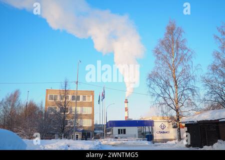 Petrosawodsk, Russland, 01.03.23: JSC SLAVMO, Werk, Fabrik, Anlagen zur Herstellung und Verarbeitung von Milchprodukten. Lebensmittelindustrie. Rauch aus einem Schornstein Stockfoto