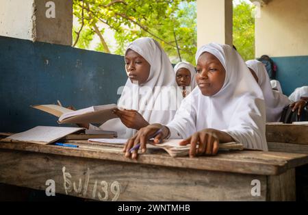 Muslimische Mädchen in einem Englischkurs an der Jambiani Secondary School in Jambiani, Sansibar, Tansania. Stockfoto