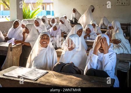 Muslimische Mädchen in einem Englischkurs an der Jambiani Secondary School in Jambiani, Sansibar, Tansania. Stockfoto