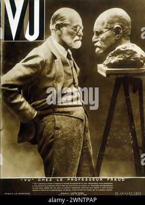 Sigmund Freud blickt auf sein Bildhauerportrait, 1932 – in „Vu“, 20/7/1932 Stockfoto