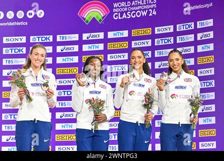 Glasgow, Schottland, Großbritannien. März 2024. Medaillenzeremonie im 4x400 m für Damen. (PIC GBR L-R, Jessie KNIGHT, Ama PIPI, Lina NIELSEN, Laviai NIELSEN) 1. Niederlande, 2. USA, 3. Großbritannien und Nordirland (GBR). Während der Hallenathletik-Weltmeisterschaften in der Emirates Arena, Glasgow, Schottland, Großbritannien. Quelle: LFP/Alamy Live News Stockfoto