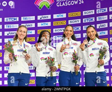 Glasgow, Schottland, Großbritannien. März 2024. Medaillenzeremonie im 4x400 m für Damen. (PIC GBR L-R, Jessie KNIGHT, Ama PIPI, Lina NIELSEN, Laviai NIELSEN) 1. Niederlande, 2. USA, 3. Großbritannien und Nordirland (GBR). Während der Hallenathletik-Weltmeisterschaften in der Emirates Arena, Glasgow, Schottland, Großbritannien. Quelle: LFP/Alamy Live News Stockfoto