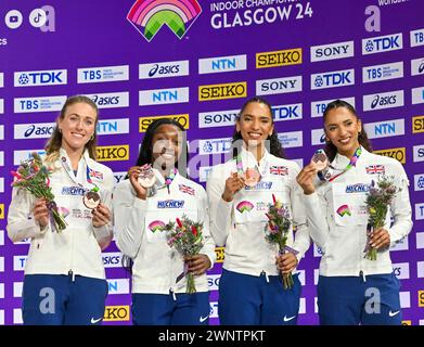 Glasgow, Schottland, Großbritannien. März 2024. Medaillenzeremonie im 4x400 m für Damen. (PIC GBR L-R, Jessie KNIGHT, Ama PIPI, Lina NIELSEN, Laviai NIELSEN) 1. Niederlande, 2. USA, 3. Großbritannien und Nordirland (GBR). Während der Hallenathletik-Weltmeisterschaften in der Emirates Arena, Glasgow, Schottland, Großbritannien. Quelle: LFP/Alamy Live News Stockfoto
