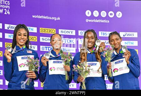 Glasgow, Schottland, Großbritannien. März 2024. Medaillenzeremonie im 4x400 m für Damen. (PIC GBR L-R, Alexis HOLMES, Bailey LEAR, Talitha DIGGS Quanera HAYES)1. Niederlande, 2. USA, 3. Großbritannien und Nordirland (GBR). Während der Hallenathletik-Weltmeisterschaften in der Emirates Arena, Glasgow, Schottland, Großbritannien. Quelle: LFP/Alamy Live News Stockfoto
