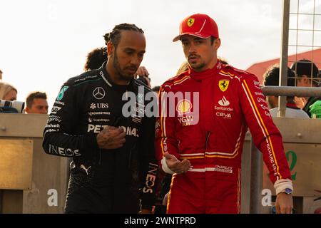 MANAMA, BAHRAIN, Bahrain International Circuit, 2. März 2024: Lewis Hamilton und Charles Leclerc nach einer Fahrerparade während der Formel 1 Bahrain Grand Stockfoto