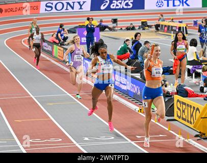Glasgow, Schottland, Großbritannien. März 2024. Relais für Damen 4x400 m. Femka BOL (NED) überquert die Ziellinie. 1. Niederlande, 2. USA, 3. GBR während der Hallenathletik-Weltmeisterschaft in der Emirates Arena, Glasgow, Schottland, Großbritannien. Quelle: LFP/Alamy Live News Stockfoto