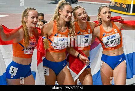 Glasgow, Schottland, Großbritannien. März 2024. Relais für Damen 4x400 m. Niederlande Team feiert P1, (PIC L-R, Cathelijn PEETERS, Lieke KLAVER, Femke BOL, Lisanne DE WITTE) 1. Niederlande, 2. USA, 3. GBR während der Leichtathletik-Weltmeisterschaft in der Emirates Arena, Glasgow, Schottland, Großbritannien. Quelle: LFP/Alamy Live News Stockfoto