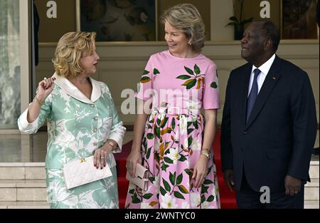 First Lady Dominique Ouattara, Königin Mathilde von Belgien und Präsident der Elfenbeinküste Alassane Ouattara, fotografiert bei einem diplomatischen Treffen in der Präsidentenresidenz in Abidjan während eines königlichen Arbeitsbesuchs an der Elfenbeinküste am Montag, den 4. März 2024. Die Königin besucht Elfenbeinküste in ihrer Eigenschaft als Botschafterin für die Nachhaltigkeitsziele der Vereinten Nationen (UN). Ziel der Mission ist es, Erfahrungen im Bereich der nachhaltigen Entwicklung mit den ivorischen Partnern BELGA PHOTO ERIC LALMAND auszutauschen Stockfoto