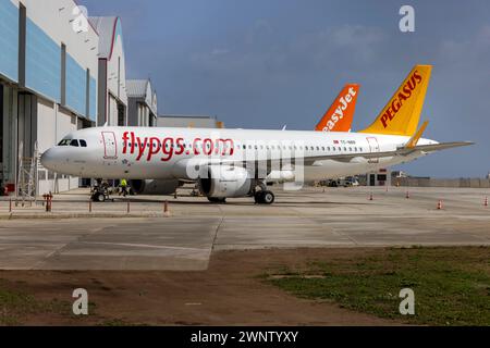 Pegasus Airlines Airbus A320-251N (REG: TC-NBR) parkt vor dem SRT-Hangar. Stockfoto