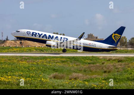 Ryanair Sun Boeing 737-800 (REG: SP-RSG), Abfahrt von Start- und Landebahn 31. Stockfoto